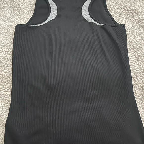 Women’s Under Armour Fitted Tank Top - Picture 5 of 5